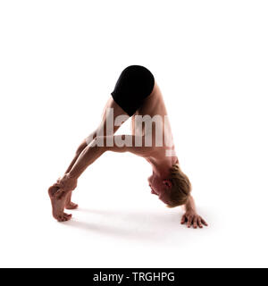 Yoga Alphabet. Der Buchstabe A durch gymnast Körper gebildet Stockfoto