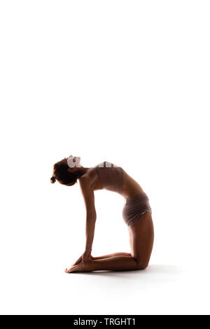 Yoga Alphabet. Der Buchstabe D von Gymnast Körper gebildet Stockfoto