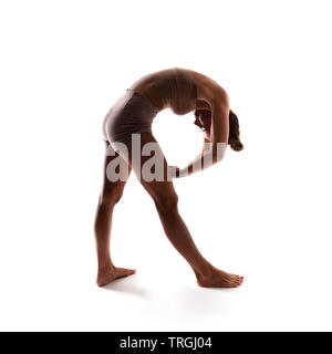 Yoga Alphabet. Der Buchstabe R durch gymnast Körper gebildet Stockfoto