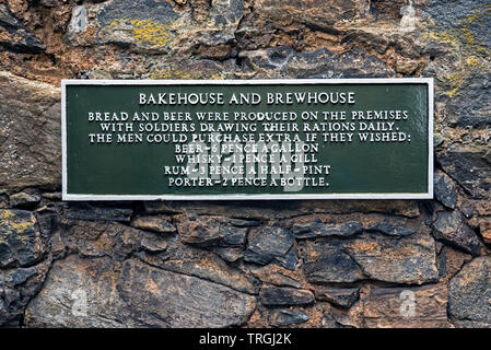 Informationen Platte bei Ruthven Barracks, heute eine Ruine, von historischen Schottland gehört, in der Nähe von Kingussie im Cairngorms Nationalpark, Schottland, Großbritannien Stockfoto