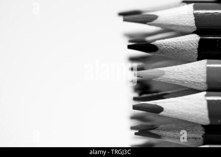 Schwarze und weiße Buntstifte Stockfoto