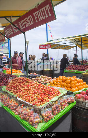 Einkaufen auf dem lokalen Farmer's Market - San Francisco Stockfoto