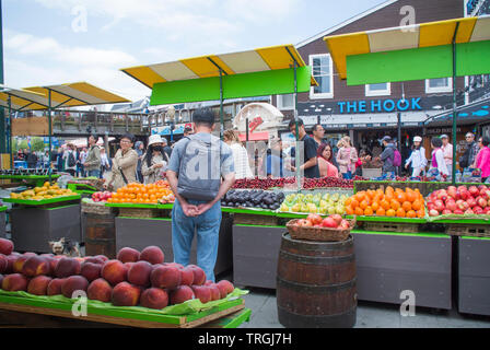 Einkaufen auf dem lokalen Farmer's Market - San Francisco Stockfoto