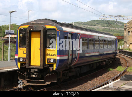 Klasse 156 dmu, in alten Scotrail Barbie Livree mit Scotrail branding entfernt, am nördlichen Service in Carnforth mit einem personenzug am 3. Juni 2019. Stockfoto