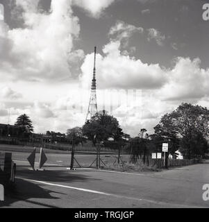 1960, historische, Crystal Palace Park, mit einer Toreinfahrt auf der Rennstrecke und in der Ferne die UHF-Sendemast, South London, England, UK. Im Jahr 1957 abgeschlossen, Crystal Palace Tower ist das höchste frei stehende Lattice übertragung Struktur in Großbritannien. Stockfoto