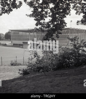 1960 s, historischen, einen Blick auf das neue Stadion im Nationalen Sportzentrum am Crystal Palace Park, South London, England, UK. Stockfoto