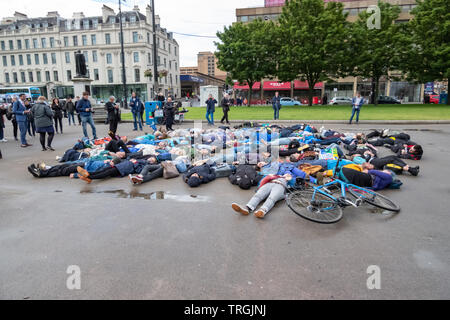 Glasgow, Schottland, Großbritannien. 5. Juni 2019. Klima Demonstranten aus der Gruppe Aussterben Rebellion Raffung am Tag der Umwelt auf dem George Square ein 'die Bühne - in "der amerikanische Präsident Donald Trump Staatsbesuch in Großbritannien zu widersetzen. Credit: Skully/Alamy leben Nachrichten Stockfoto