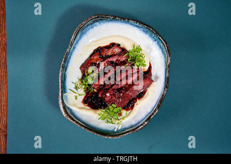 Geschnetzeltes Rindfleisch Steak mit roter Soße Stockfoto