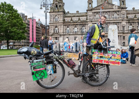 Glasgow, Schottland, Großbritannien. 5. Juni 2019. Klima Demonstranten aus der Gruppe Aussterben Rebellion Raffung am Tag der Umwelt auf dem George Square ein 'die Bühne - in "der amerikanische Präsident Donald Trump Staatsbesuch in Großbritannien zu widersetzen. Credit: Skully/Alamy leben Nachrichten Stockfoto