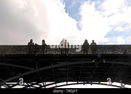 Unter der Pont des Arts, Paris, Frankreich, mit Zuschauer auf der Brücke Stockfoto