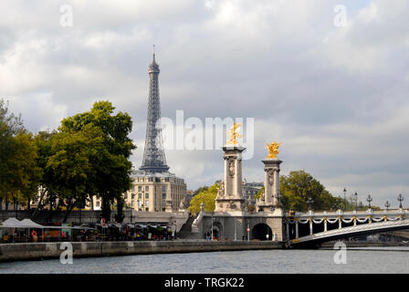 Pont Alexandre III über den Fluss Seine, Paris, Frankreich, mit dem Eiffelturm über Stockfoto