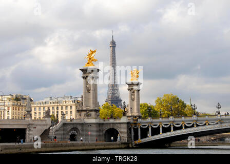 Pont Alexandre III über den Fluss Seine, Paris, Frankreich, mit dem Eiffelturm über Stockfoto