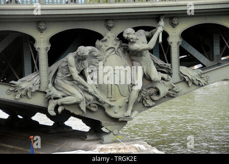 Statuen auf der Seite der Pont de Bir-Hakeim über den Fluss Seine, Paris, Frankreich, mit den Buchstaben RF auf einen Schild zwischen ihnen Stockfoto