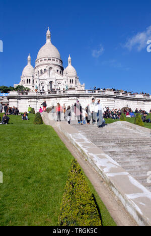 Schritte, die bis zur Kathedrale von Sacre Coeur, Montmartre, Paris, Frankreich Stockfoto