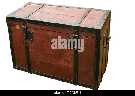 Alte Vintage Retro hölzerne Truhe mit Bügeleisen Umreifungsband auf weißem Hintergrund Stockfoto