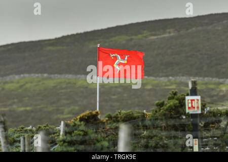 Allgemeine Ansicht der Manx Flagge bei Creg-ny-Baa beim Qualifying in der 2019 Isle of Man TT (Tourist Trophy) Rennen, angeheizt durch Monster Energy DOU Stockfoto