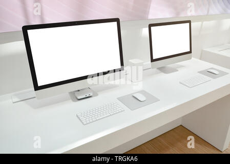 Zwei Computer mit isolierten Bildschirme für die Modellerstellung auf Büro Schreibtisch. Stockfoto