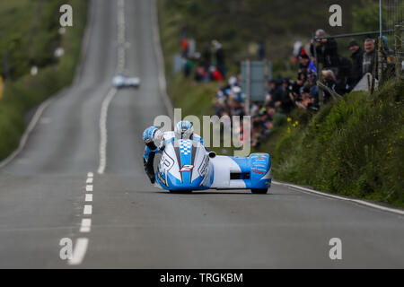 John Holden and Lee Kain in Aktion in der lokalisieren. im Formel 2 seitenwagen Klasse bei Creg-ny-Baa beim Qualifying in der 2019 Isle of Man TT (touristische Troph Stockfoto