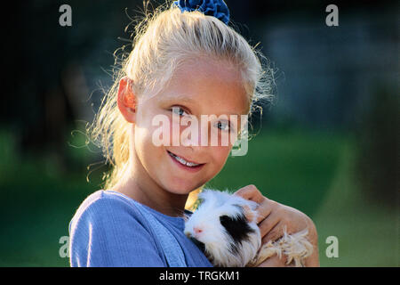 Junges Mädchen mit Meerschweinchen Stockfoto