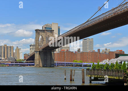 Brooklyn Bridge (1883), hybrid Schrägseilbrücke/Suspension Bridge in New York City. Es verbindet die Stadtteile von Manhattan und Brooklyn, Spanning East River. Stockfoto