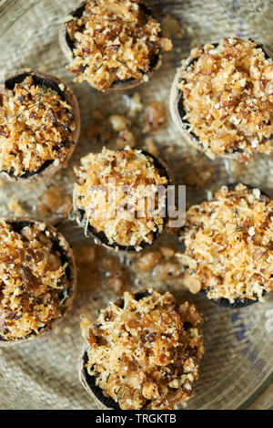 Gefüllte Champignons mit Käse, Zwiebeln und Kekse Brot. top View Stockfoto