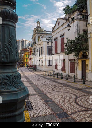 MACAU, China - NOVEMBER 2018: die alten kolonialen Gebäude in Sao Lazaro Pfarrei mit portugiesischen und Makanesische Funktionen Stockfoto