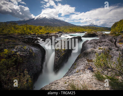 Petrohue Falls mit dem Vulkan Osorno auf der Rückseite. Vicente Pérez Rosales National Park, Los Lagos, Chile Stockfoto