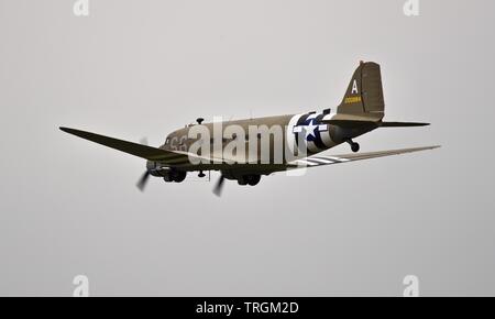 Eine Douglas C-47 Dakota durchführen an den 2019 Daks über der Normandie Airshow im Imperial War Museum, Duxford Stockfoto