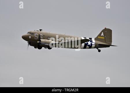 Eine Douglas C-47 Dakota durchführen an den 2019 Daks über der Normandie Airshow im Imperial War Museum, Duxford Stockfoto