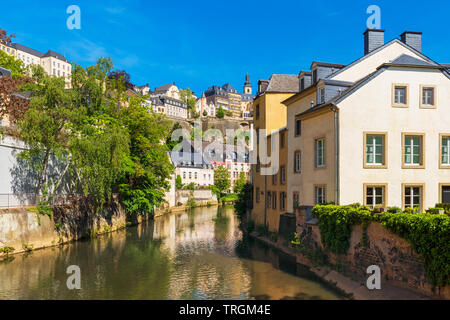 Alzette am Fluß und in der Altstadt der Stadt Luxemburg. Stockfoto