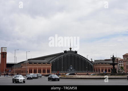 Blick auf den Platz vor der Madrider Hauptbahnhof Eingang Stockfoto