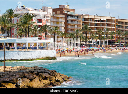 Torrevieja, Spanien - 16. Mai 2019: Waterside Fernsicht Playa del Cura Strand, städtischen Skyline typische hohe Häuser im Gebäude an der Küste Spaniens Stockfoto