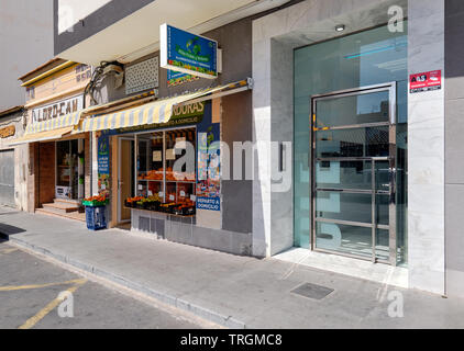 Torrevieja, Spanien - 22. März 2019: Obst shop innerhalb des Wohnungsbaus Blick von der leere Straße, traditioneller Markt store, Spanien Stockfoto