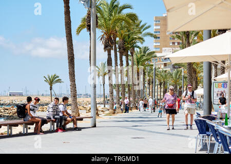 Torrevieja, Spanien - 16. Mai 2019: Menschen Urlaub Teekocher wandern in Promenade von Torrevieja Resort City, in der Nähe vom Meer und Urlauber genießen Holida Stockfoto