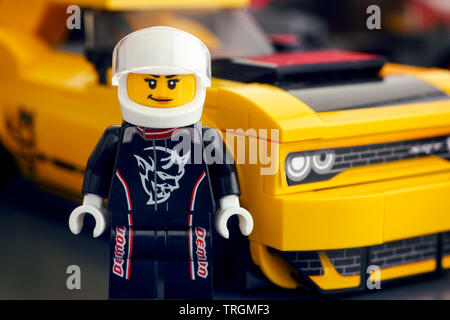 Tambow, Russland - 21 April, 2019 Lego 2018 Dodge Challenger SRT Daemon Treiber minifigur von LEGO Speed Meister und sein Auto für den Hintergrund. Stockfoto