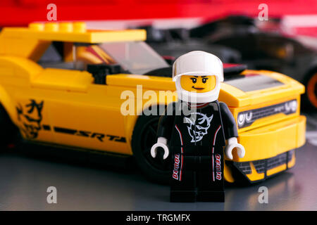 Tambow, Russland - 21 April, 2019 Lego 2018 Dodge Challenger SRT Daemon Treiber minifigur von LEGO Speed Champions in der Nähe von seinem Auto. Stockfoto