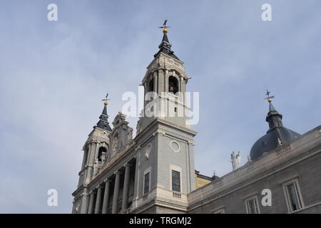 Perspektivisches Foto auf den Türmen von Almudena Kathedrale von der rechten Seite genommen Stockfoto