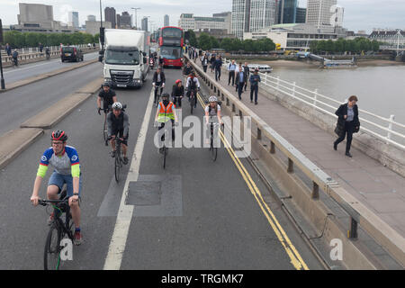 Radfahrer und Fußgänger machen sich auf den Weg in Richtung Norden während der morgendlichen Rush-hour, am 4. Juni 2019 in London, England. Stockfoto