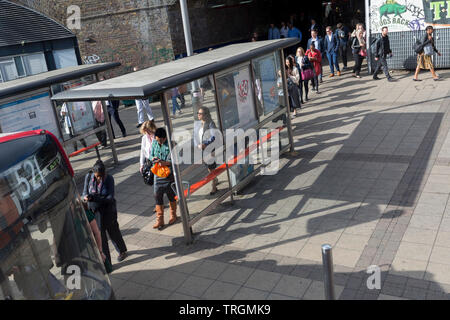 Eine Warteschlange der Fahrgäste des Busses warten auf den nächsten Service bei Waterloo Station während der morgendlichen Rush-hour, am 5. Juni 2019 in London, England. Stockfoto