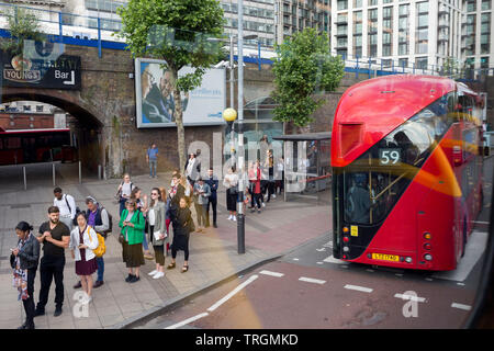 Eine Warteschlange der Fahrgäste des Busses warten auf den nächsten Service bei Waterloo Station während der morgendlichen Rush-hour, am 5. Juni 2019 in London, England. Stockfoto