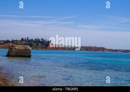 Reste eines alten Gebäudes im Meer in Nea Potidea, Chalkidiki, Griechenland. Stockfoto