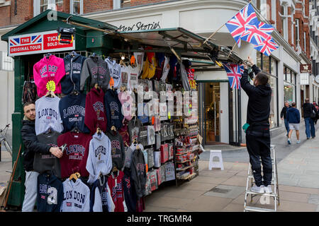 Standbesitzer Ihre im Freien touristische Trinkets zeigt auf der Oxford Street, im West End, am 5. Juni 2019 in London, England. Stockfoto