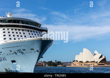 Australien, NEW SOUTH WALES, Sydney, Sydney Opera House, entworfen vom dänischen Architekten Jorn Utzon und im Oktober 1973 eröffnet und Kreuzfahrtschiff im Hafen Stockfoto