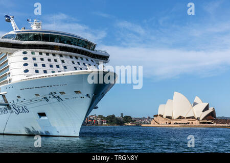 Australien, NEW SOUTH WALES, Sydney, Sydney Opera House, entworfen vom dänischen Architekten Jorn Utzon und im Oktober 1973 eröffnet und Kreuzfahrtschiff im Hafen Stockfoto