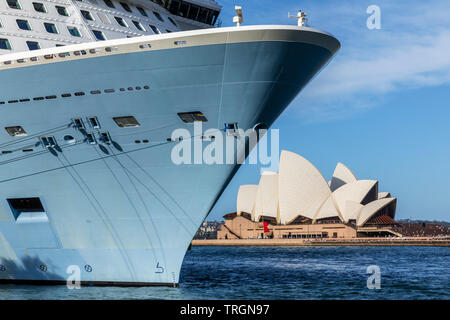 Australien, NEW SOUTH WALES, Sydney, Sydney Opera House, entworfen vom dänischen Architekten Jorn Utzon und im Oktober 1973 eröffnet und Kreuzfahrtschiff im Hafen Stockfoto