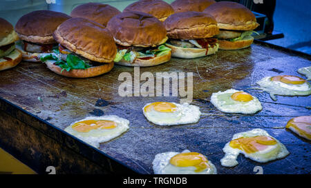 Eine örtliche Spezialität, hanburgers mit Eiern, sitzen auf einem Grill auf einem Festival in Shimoda, Japan Stockfoto