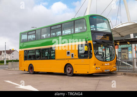 Zu feiern 125 Jahre des öffentlichen Verkehrs in Glasgow erste Bus ein Volvo B9TL-Bus im retro Glasgow Corporation orange und grüne Anstrich verpasst haben Stockfoto