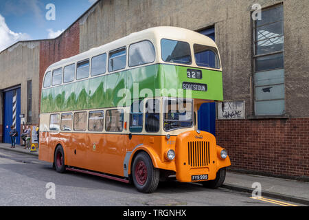 Ein vintage Leyland Titan-Bus, der 1958 bei einem Tag der offenen Türen der Glasgow Oldtimer Vertrauen gebaut wurde, (GVVT), in Bridgeton, Glasgow Stockfoto