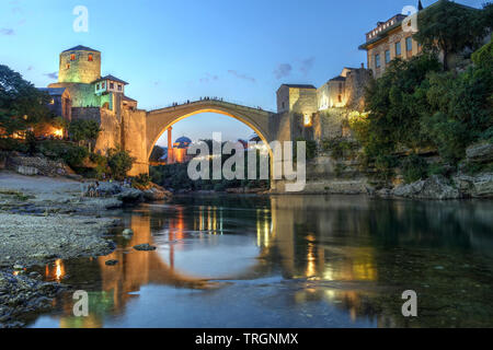 Historische Brücke über die Neretva in Mostar, Bosnien und Herzegowina in der Dämmerung. Stockfoto