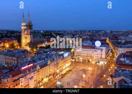 Luftaufnahme von Zagreb Skyline mit dem Ban Jelacic Platz und die Kathedrale der Stadt in Kroatien. Stockfoto